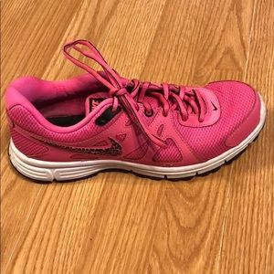 Revolution 2 Nike tennis shoes